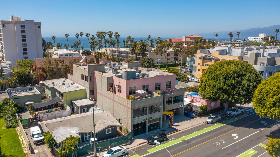 2110 Main St, Santa Monica, CA à louer - Photo du bâtiment - Image 1 de 11