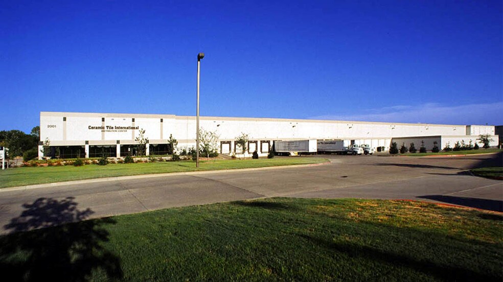 2001 Westgate Dr, Carrollton, TX for lease - Building Photo - Image 2 of 6
