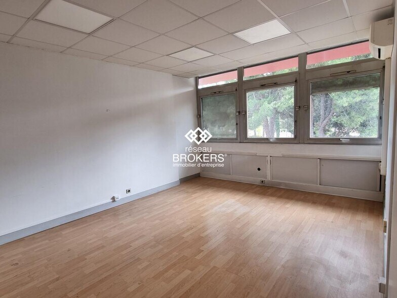 Retail in Lattes for lease - Interior Photo - Image 2 of 9