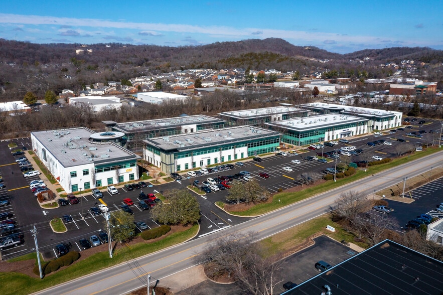 113-117 Seaboard Ln, Franklin, TN à louer - Photo du bâtiment - Image 3 de 6