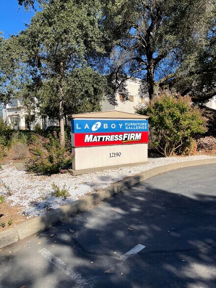 12190 Tributary Ln, Rancho Cordova, CA à louer - Photo du bâtiment - Image 2 de 27