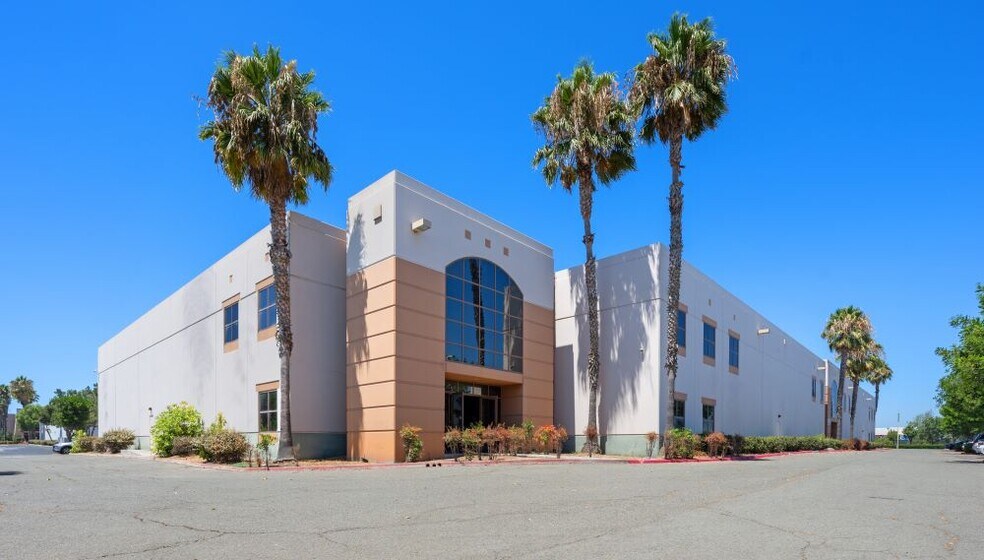 7685 Siempre Viva Rd, San Diego, CA à louer - Photo du bâtiment - Image 2 de 11