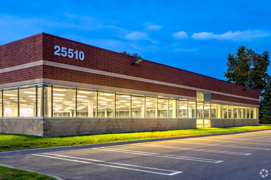 25510 W 11 Mile Rd, Southfield, MI à louer - Photo du bâtiment - Image 1 de 24