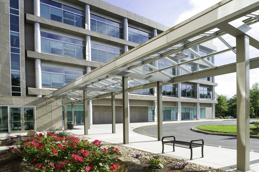 1300 Hall Blvd, Bloomfield, CT à vendre - Photo du bâtiment - Image 3 de 22