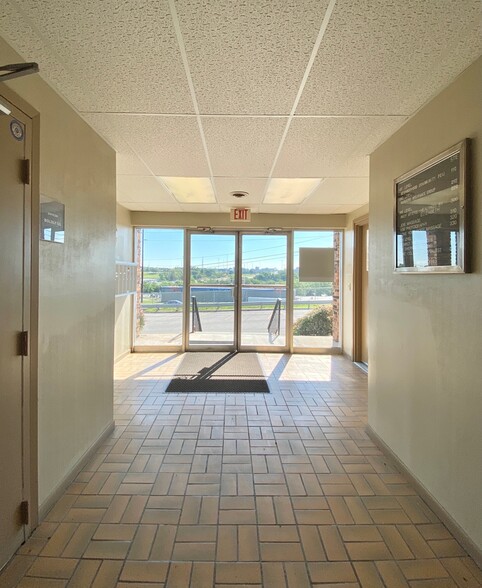 4848 S 120th St, Omaha, NE for lease - Lobby - Image 2 of 2