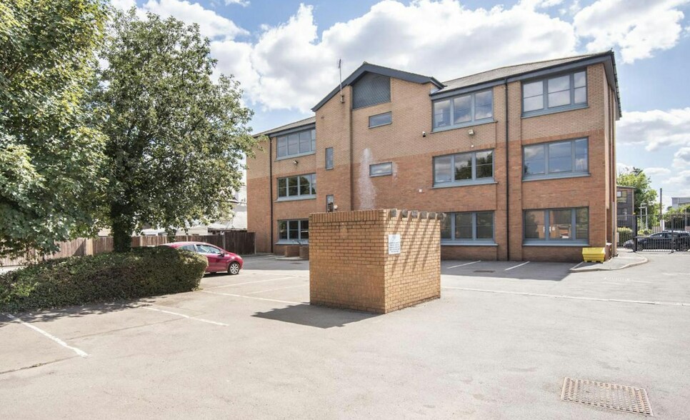 1 Station Appr, Staines à louer - Photo du bâtiment - Image 3 de 3