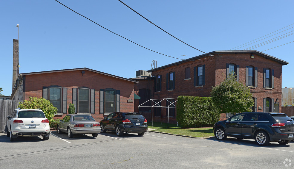 11 & 17 Dexter Road, East Providence, RI à vendre - Photo principale - Image 1 de 1