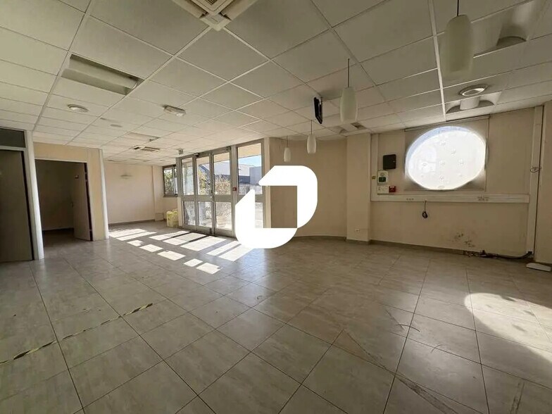 Office in Les Clayes-sous-Bois for lease - Interior Photo - Image 3 of 13