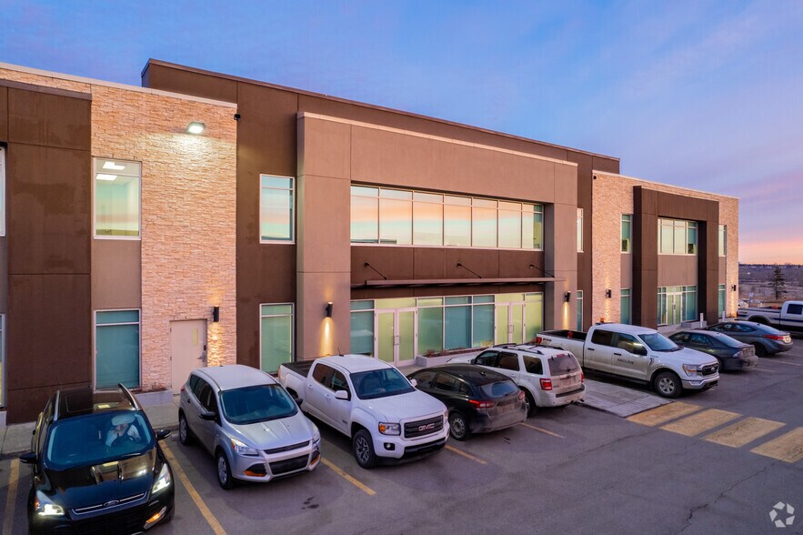 8832 Blackfoot Trl SE, Calgary, AB à louer - Photo du bâtiment - Image 1 de 9