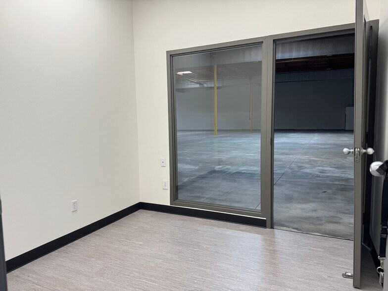15050-15066 Shoemaker Ave, Santa Fe Springs, CA à louer - Photo du bâtiment - Image 3 de 11