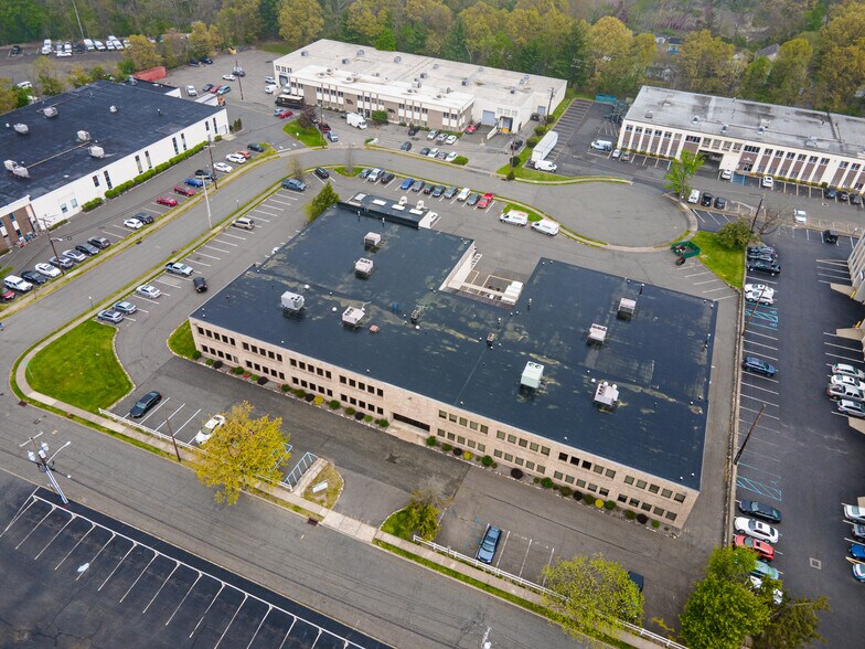 32 Spruce St, Oakland, NJ à louer - Photo du bâtiment - Image 1 de 38