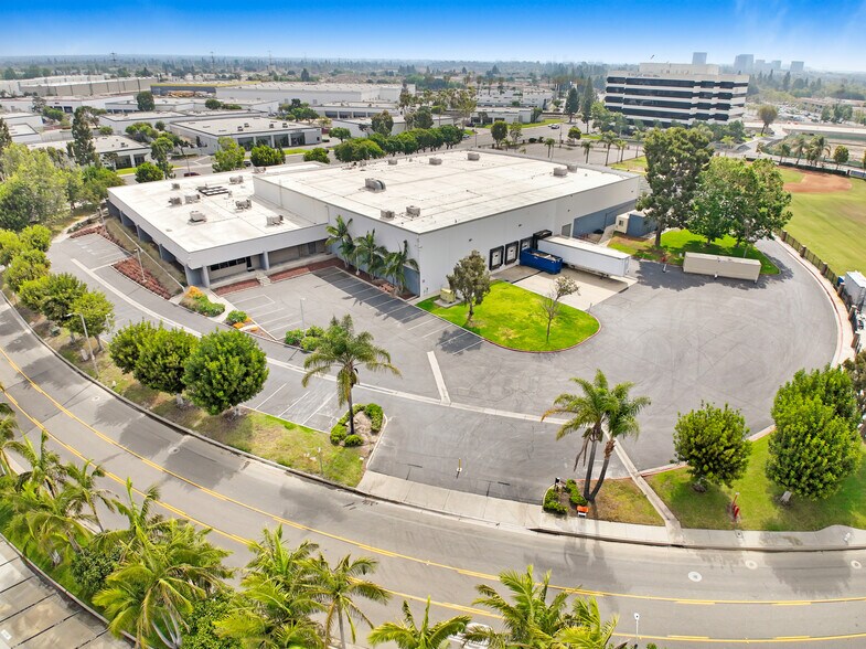 3232 W MacArthur Blvd, Santa Ana, CA à louer - Photo principale - Image 1 de 9
