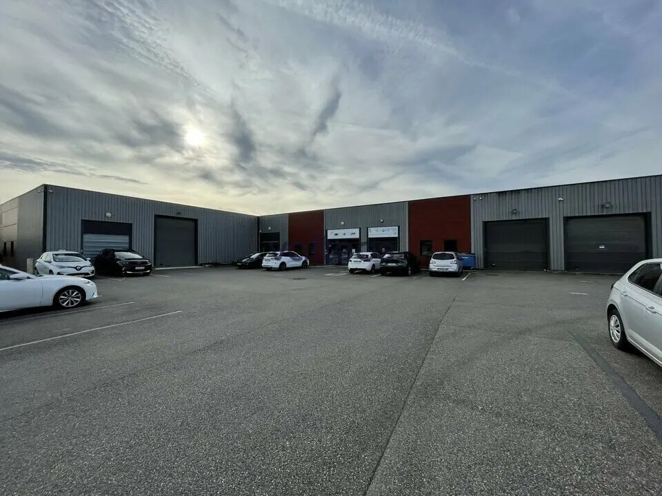 Office in Montrabé for lease Building Photo- Image 1 of 10