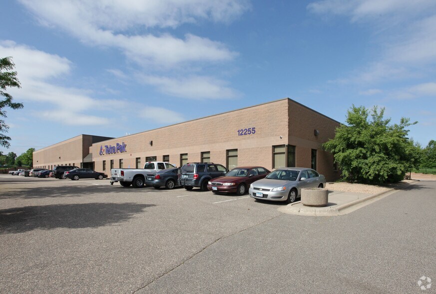 12255 N Ensign Ave, Champlin, MN à louer - Photo du bâtiment - Image 1 de 3