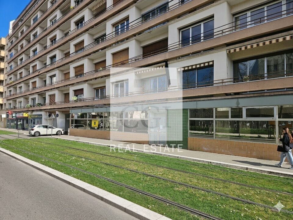 Retail in Grenoble for lease Building Photo- Image 1 of 12