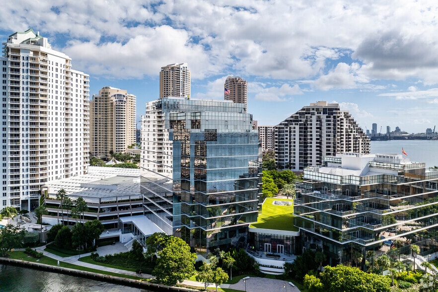 601 Brickell Key Dr, Miami, FL à louer - Photo du bâtiment - Image 3 de 5