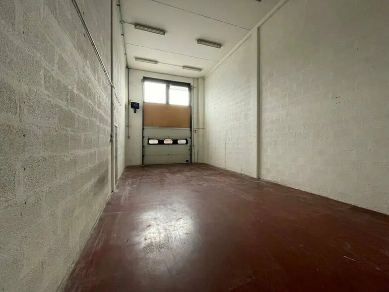 Flex in Saint-Quentin-Fallavier for lease - Interior Photo - Image 1 of 11