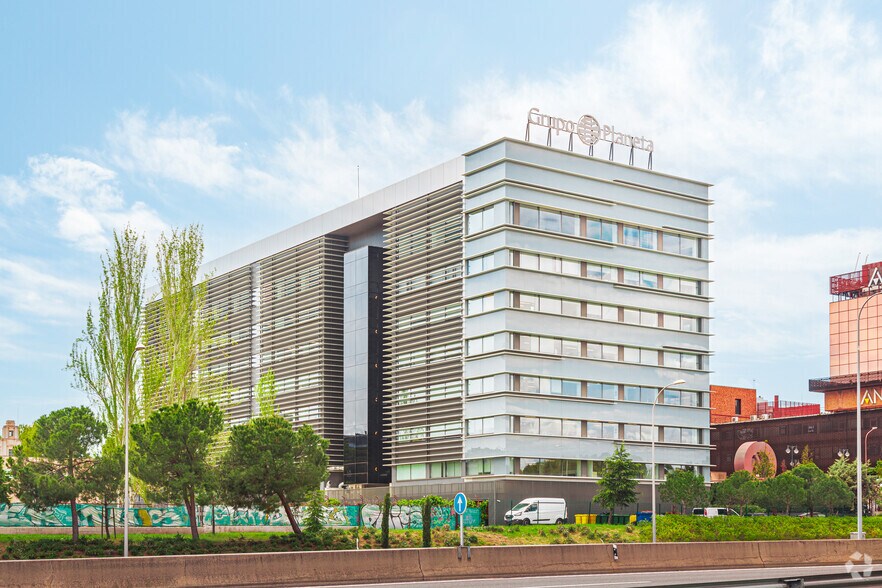 Calle de Juan Ignacio Luca de Tena, 17, Madrid, Madrid à louer - Photo du bâtiment - Image 1 de 11