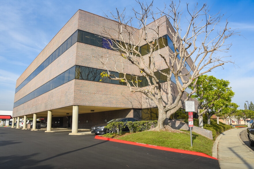 17592 E 17th St, Tustin, CA for lease - Building Photo - Image 2 of 3