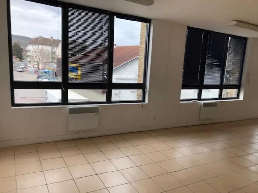 Local d'activités dans Elbeuf à vendre Photo intérieure- Image 1 de 5