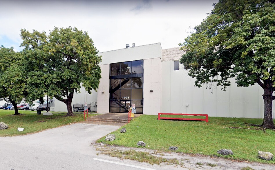1301 NW 89th Ct, Miami, FL for lease - Building Photo - Image 2 of 17