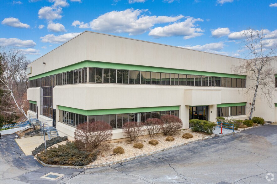 281 Fields Ln, Brewster Village, NY à louer - Photo du bâtiment - Image 3 de 8