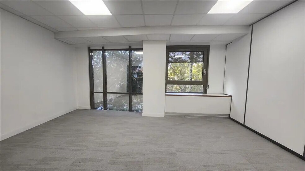 Office in La Garenne-Colombes for lease - Building Photo - Image 1 of 6