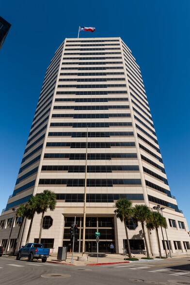 802 N Carancahua St, Corpus Christi, TX à louer - Photo du bâtiment - Image 3 de 20