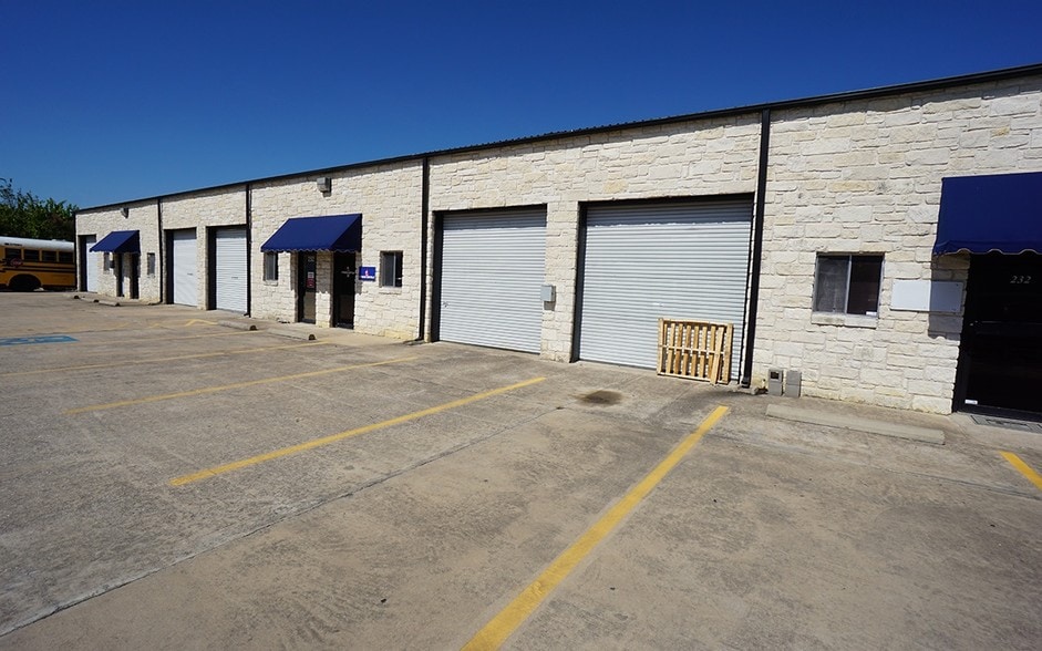 105 Halmar Cv, Georgetown, TX for lease - Building Photo - Image 2 of 8