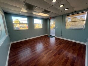 111 W Robertson St, Brandon, FL à louer Photo intérieure- Image 1 de 12