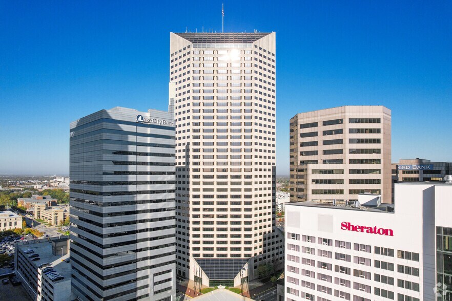 1 American Sq, Indianapolis, IN à louer - Photo du bâtiment - Image 2 de 2