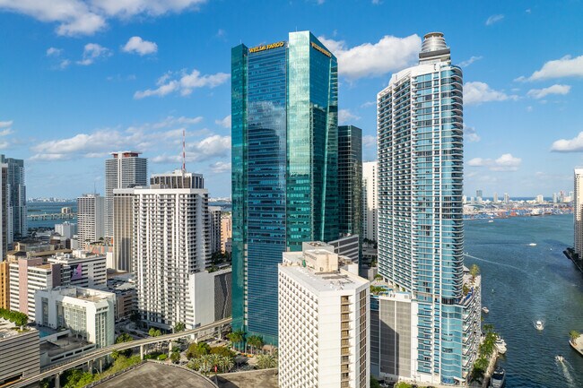 Plus de détails pour 333 SE 2nd Ave, Miami, FL - Bureau à louer