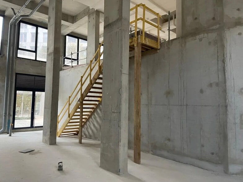 Flex in Paris for lease - Building Photo - Image 3 of 7