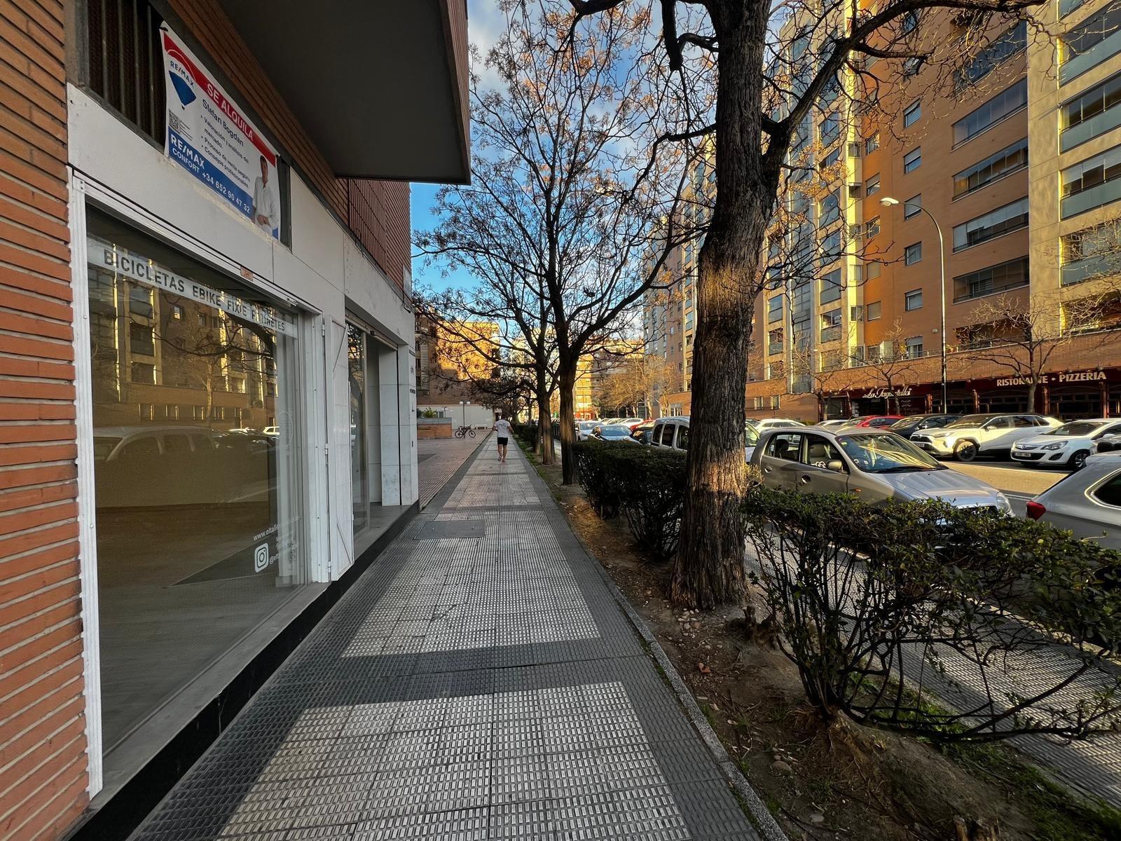 Retail in Zaragoza, Zaragoza for lease Building Photo- Image 1 of 25