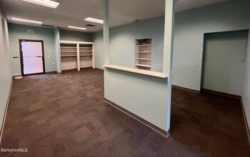 81 Main St, North Adams, MA à louer Photo intérieure- Image 2 de 5