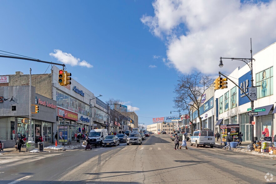 309-315 E Fordham Rd, Bronx, NY à louer - Photo du bâtiment - Image 2 de 4