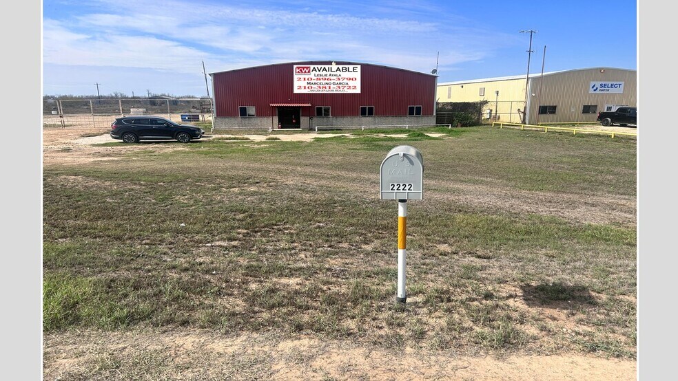 2222 S Interstate 35, Pearsall, TX à vendre - Photo principale - Image 1 de 16