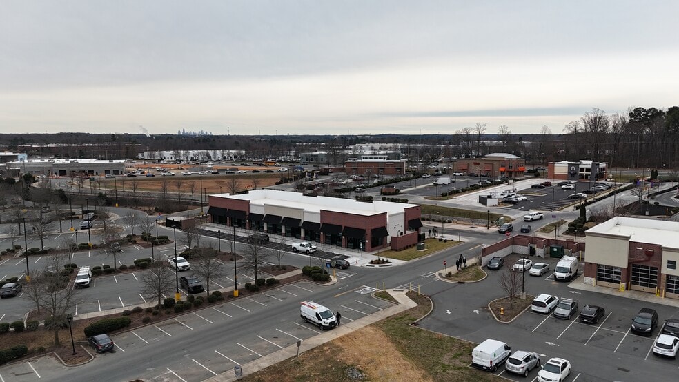 11257 Bryton Town Center Dr, Huntersville, NC for lease - Primary Photo - Image 1 of 20