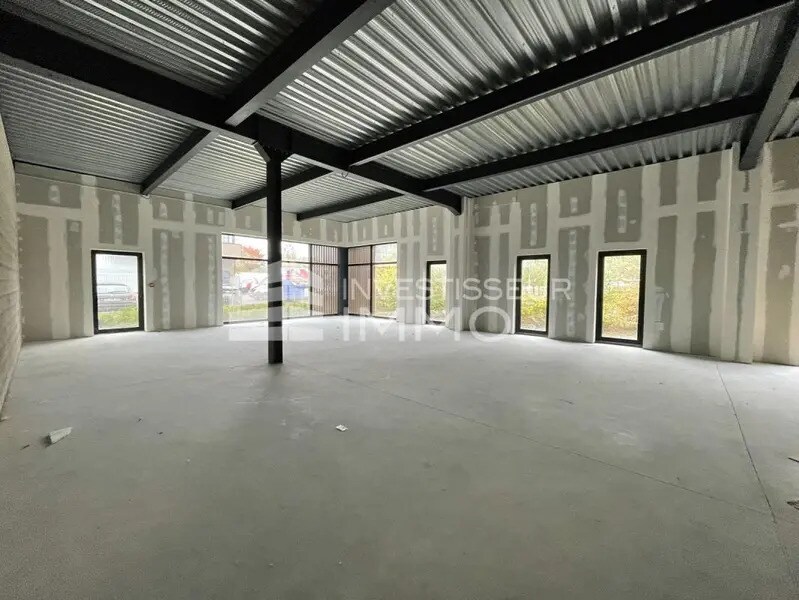 Retail in Servon for lease Interior Photo- Image 1 of 10