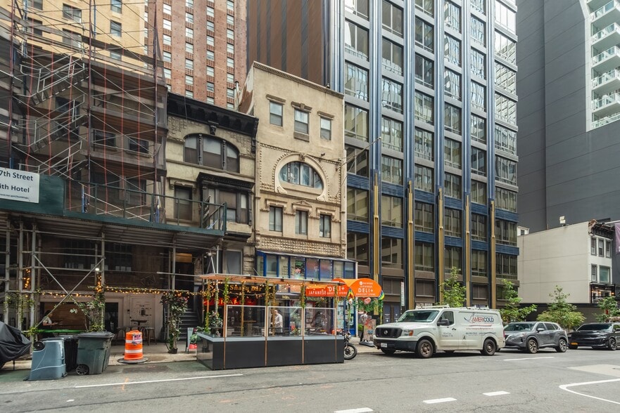 129 E 47th St, New York, NY for sale - Building Photo - Image 3 of 25