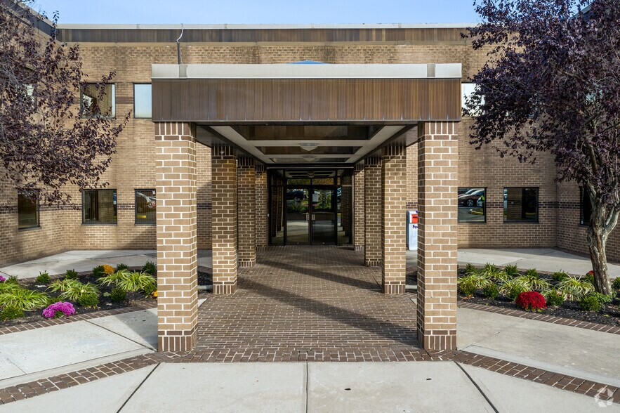 106 Apple St, Tinton Falls, NJ à louer - Photo du bâtiment - Image 3 de 21