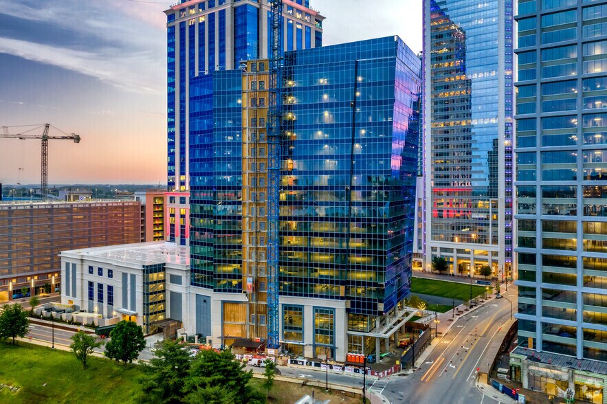 600 S Tryon St, Charlotte, NC à louer - Photo du bâtiment - Image 2 de 37