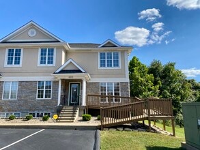 8912 Stone Green Way, Louisville, KY for lease Interior Photo- Image 2 of 20