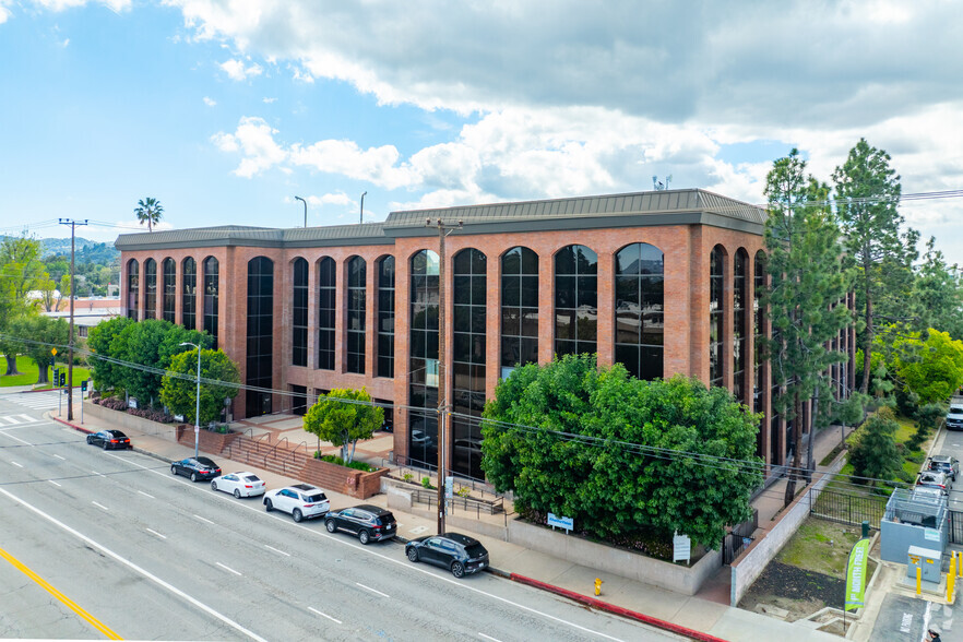 15315 Magnolia Blvd, Sherman Oaks, CA for lease - Building Photo - Image 1 of 7