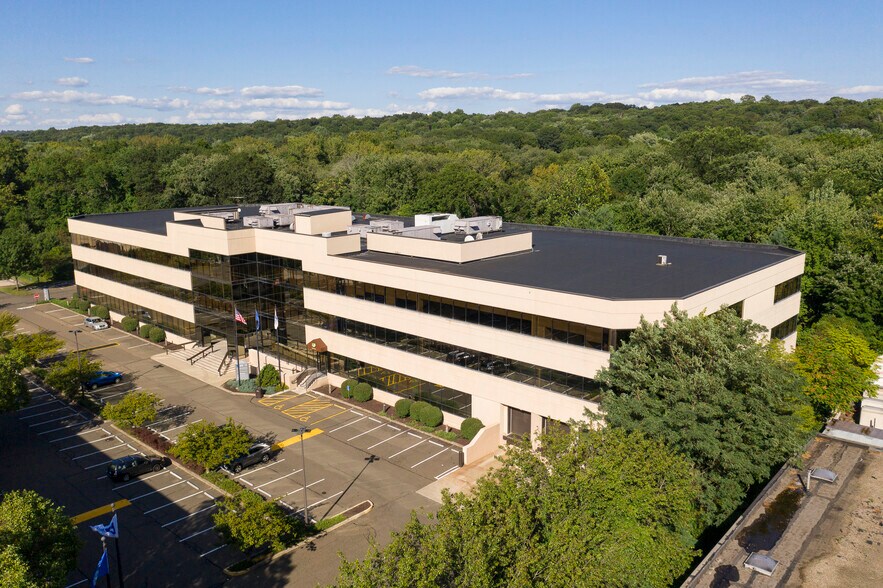 11 Riverbend Dr S, Stamford, CT à louer - Photo du bâtiment - Image 2 de 5