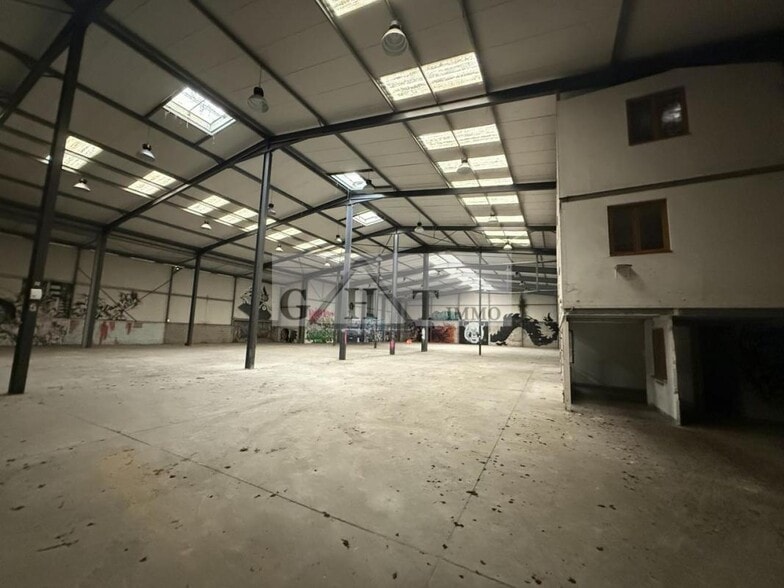 Industrial in Montreuil for sale - Interior Photo - Image 2 of 6