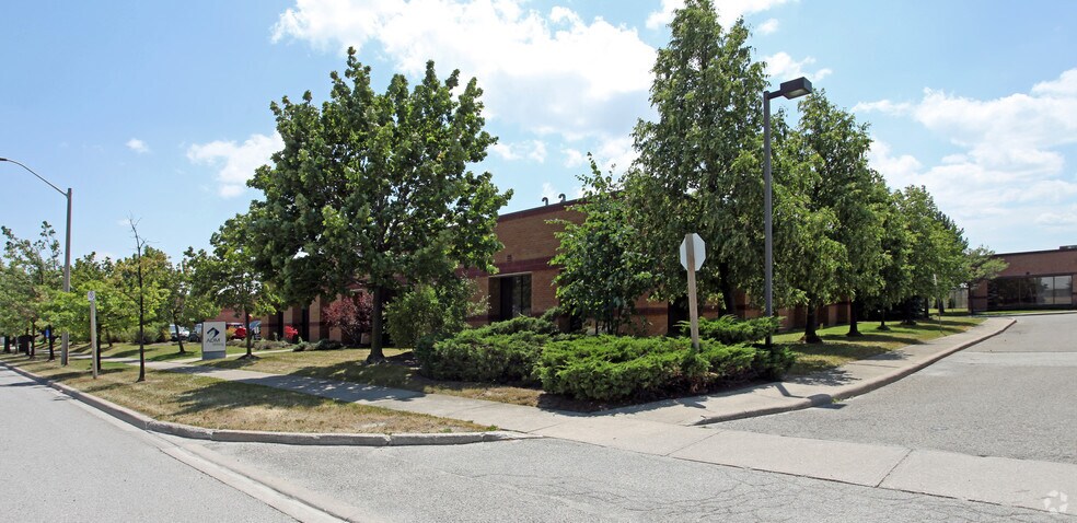 7585 Danbro Cres, Mississauga, ON à vendre - Photo du bâtiment - Image 3 de 3