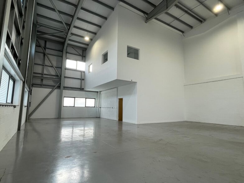 Arrowhead Rd, Ashford for lease - Interior Photo - Image 3 of 19