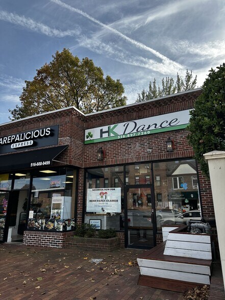 182 Maple Ave, Rockville Centre, NY à vendre - Photo du bâtiment - Image 2 de 5