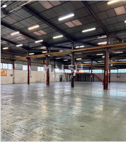 Office in Vaulx-en-Velin for lease - Building Photo - Image 2 of 8